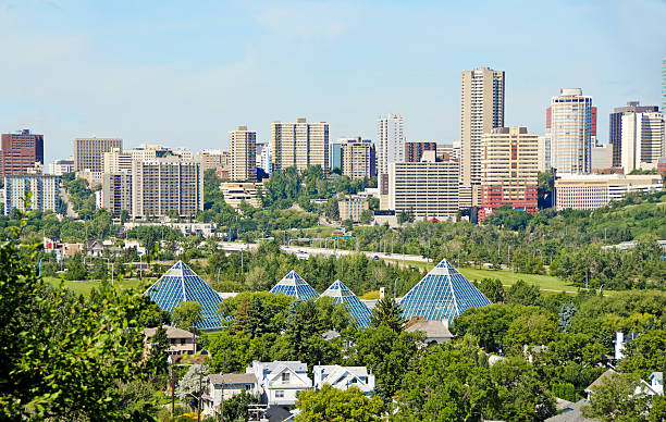 edmonton skyline i muttart cieplarnia - north saskatchewan river zdjęcia i obrazy z banku zdjęć