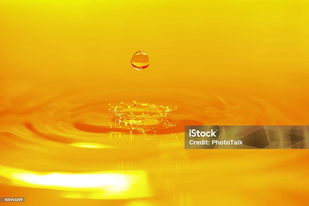 Di colore dorato acqua a sfondo-XXXXXLarge - Foto stock royalty-free di Olio da tavola