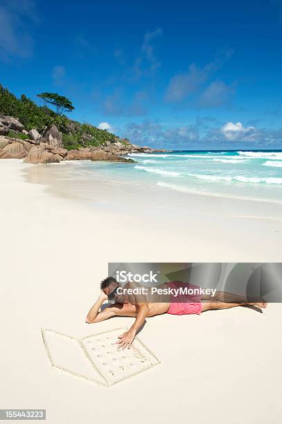 Mann In Pink Shorts Befindet Sich Am Strand Mit Sand Laptop Stockfoto und mehr Bilder von Abgeschiedenheit