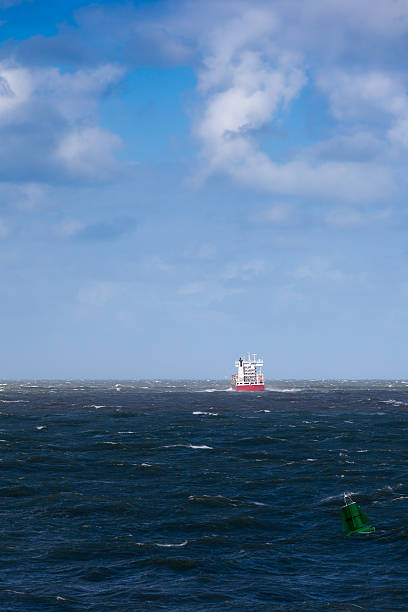 deixando navio - containerisation imagens e fotografias de stock