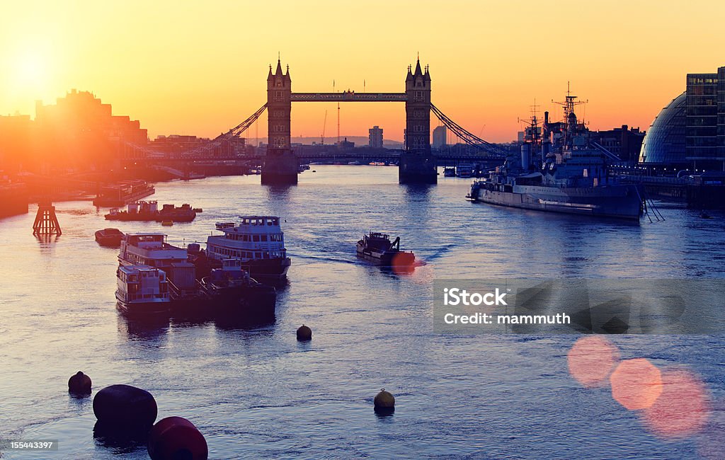 Tower Bridge sobre el río Támesis al amanecer - Foto de stock de Aire libre libre de derechos