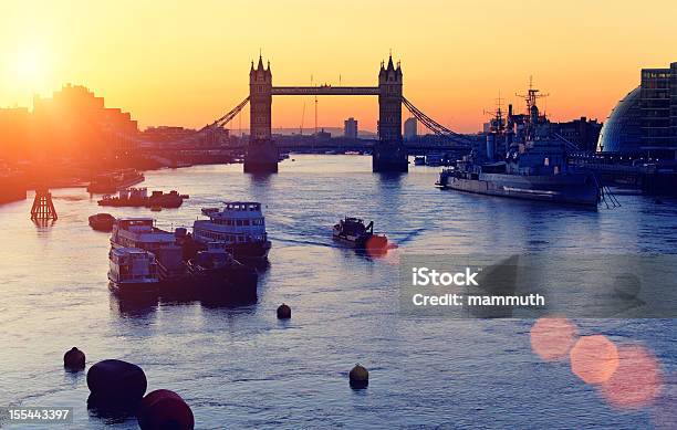 Tower Bridge Sobre El Río Támesis Al Amanecer Foto de stock y más banco de imágenes de Aire libre - Aire libre, Amanecer, Amarillo - Color