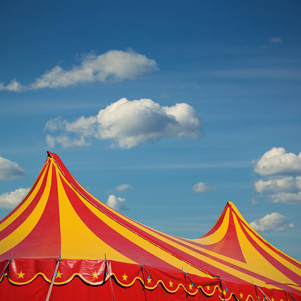 цирк касается город - circus tent стоковые фото и изображения