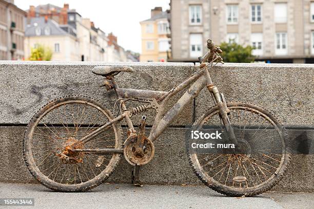 Zrujnowany Bicykl - zdjęcia stockowe i więcej obrazów Bicykl - Bicykl, Brudny, Odzyskiwanie i przetwarzanie surowców wtórnych