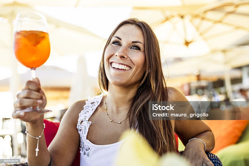 Heureuse Fille portant un toast à l'extérieur - Photo de Apéritif libre de droits