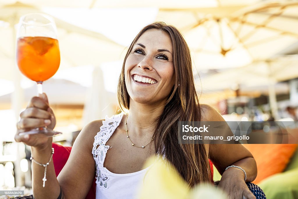 행복함 여자아이 toasting 야외 - 로열티 프리 식전 반주 스톡 사진