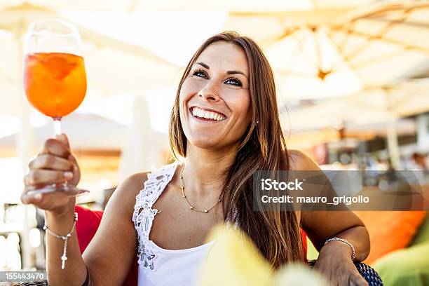 Foto de Menina Feliz Brindando Ao Ar Livre e mais fotos de stock de Aperitivo - Aperitivo, Cultura Italiana, Adulto