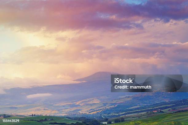 Paesaggio Dellalba In Toscana - Fotografie stock e altre immagini di Alba - Crepuscolo - Alba - Crepuscolo, Ambientazione esterna, Ambientazione tranquilla