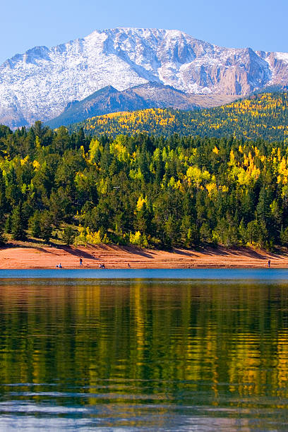 crystal lake auf den pikes peak - 14000 foot peak stock-fotos und bilder