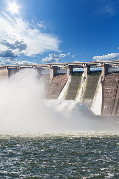 гидроэлектростанция - hydroelectric power station фотографии стоковые фото и изображения