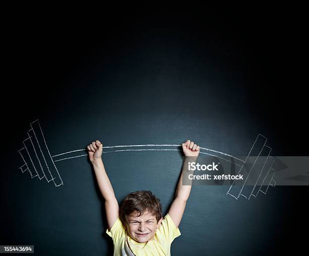 Little Boy 重量はさみ工具 - 子供のストックフォトや画像を多数ご用意 - 子供, 黒板, チョーク画
