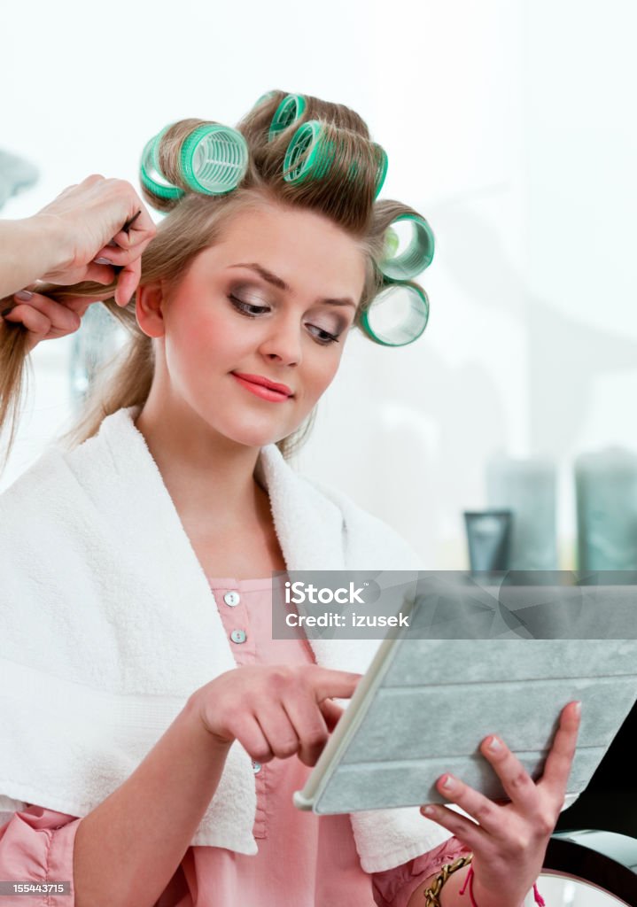 Jeune femme dans un salon de coiffure - Photo de 20-24 ans libre de droits