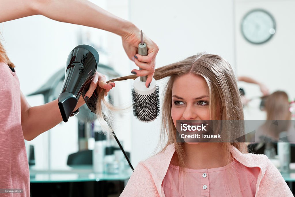 Jovem mulher em um salão de cabeleireiro - Foto de stock de Seco royalty-free
