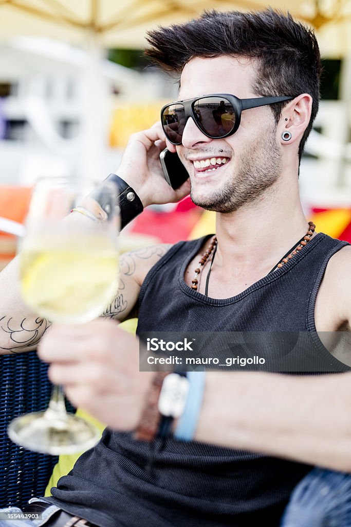 Homem usando telefone móvel em um pub - Royalty-free 20-24 Anos Foto de stock