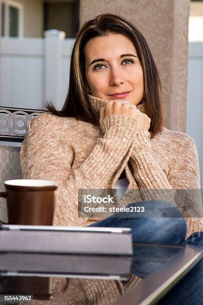 Kaffee Trinkende Frau Stockfoto und mehr Bilder von Halten - Halten, Heißgetränk-Gefäß, Laptop