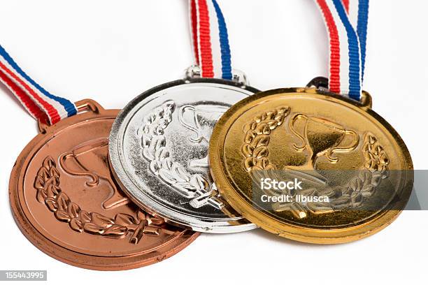 Olympic Medallas Aislado En Blanco Foto de stock y más banco de imágenes de Acontecimiento deportivo internacional - Acontecimiento deportivo internacional, Medalla, Medalla de bronce