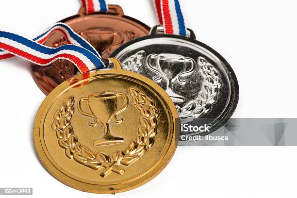 Foto de Medalhas Olímpicas Isolada No Branco e mais fotos de stock de Medalha - Medalha, Bronze - Liga, Dourado - Descrição de Cor