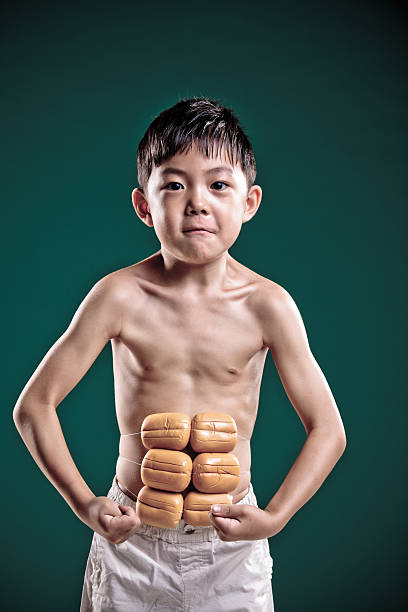 little boy 作り直し彼は力強いマッスル用意しています。 - flexing muscles child little boys bicep ストックフォトと画像