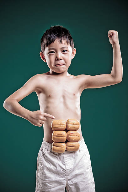 little boy 作り直し彼は力強いマッスル用意しています。 - flexing muscles child little boys bicep ストックフォトと画像