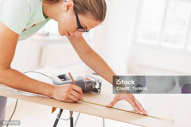 Frau Mit Maßband Stockfoto und mehr Bilder von Arbeiten - Arbeiten, Arbeiter, Bandmaß