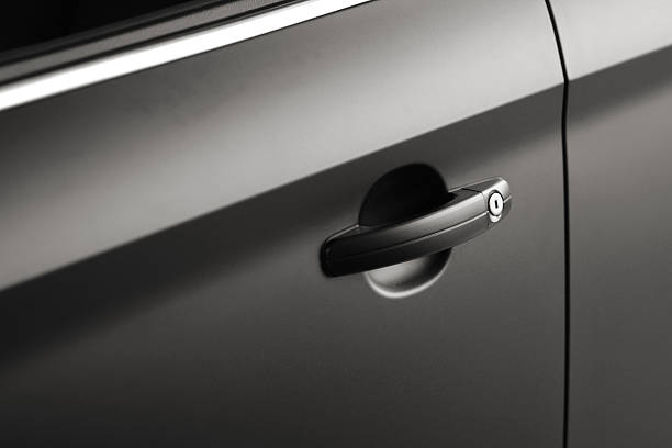 coche negro doorhandle primer plano - carrocería fotografías e imágenes de stock