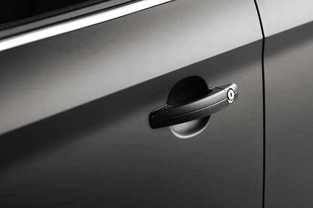 carro preto doorhandle close-up - car car door car key door - fotografias e filmes do acervo