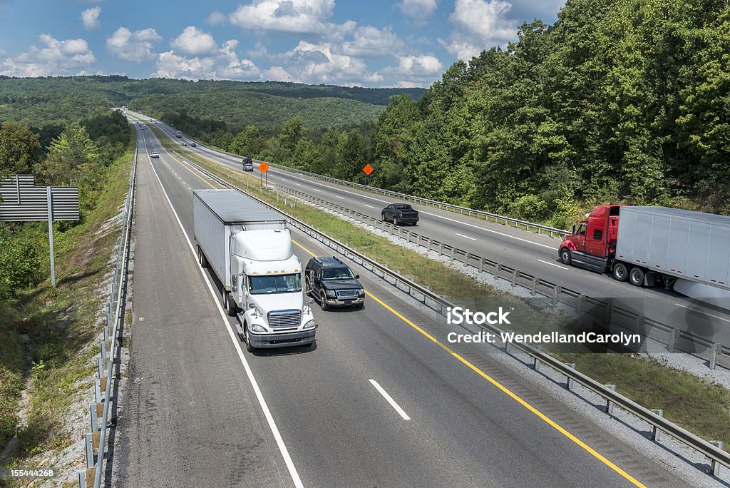 Traffico su autostrada interstato un pomeriggio d'estate - Foto stock royalty-free di Affari