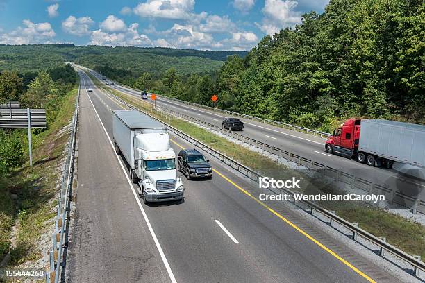 Traffico Su Autostrada Interstato Un Pomeriggio Destate - Fotografie stock e altre immagini di Affari