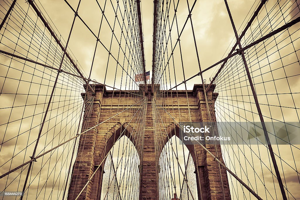 Brooklyn Bridge, Close-up com o Sépia filtro, Nova York, EUA - Foto de stock de New York City royalty-free