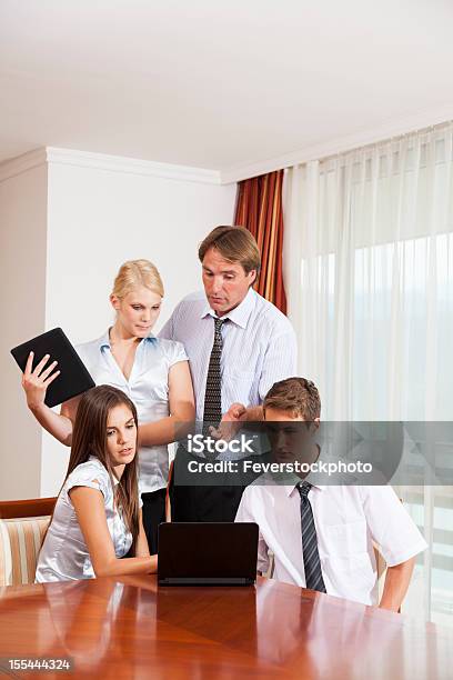 Gruppe Von Geschäftsleuten Die Am Computer Im Hotel Zimmer Stockfoto und mehr Bilder von Arbeiten