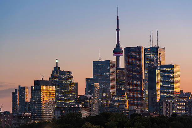 toronto centro di grattacielo skyline tramonto - toronto skyline cn tower night foto e immagini stock