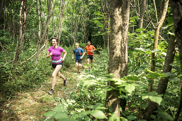 Os corredores de percursos de terra trainning - fotografia de stock