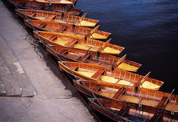 rangée de petits bateaux à rames barche le remi - county durham photos et images de collection