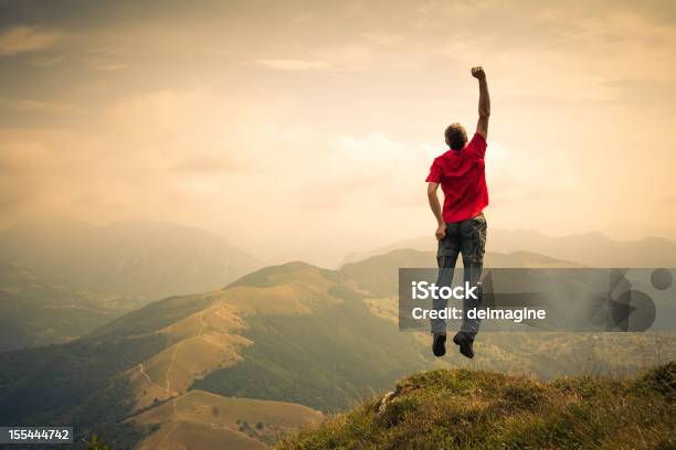 Walker Hiker Мужчины Прыжки На Рейс — стоковые фотографии и другие картинки Летать - Летать, Мужчины, Поднятые вверх руки