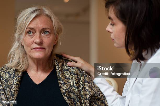 Photo libre de droit de Femme Âgée Au Soin Maison Est Lattention De Femme Médecin banque d'images et plus d'images libres de droit de 60-64 ans