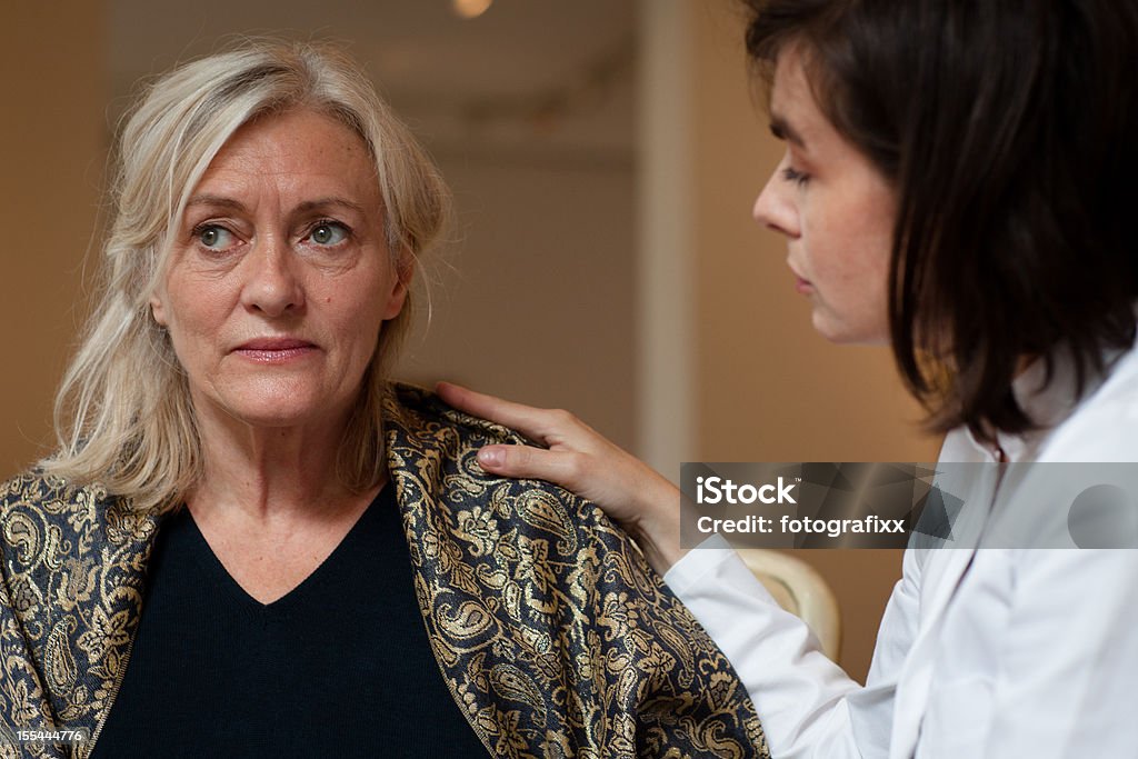 Mulher idosa em casa se cuidados de assistência médica - Royalty-free 60-64 anos Foto de stock