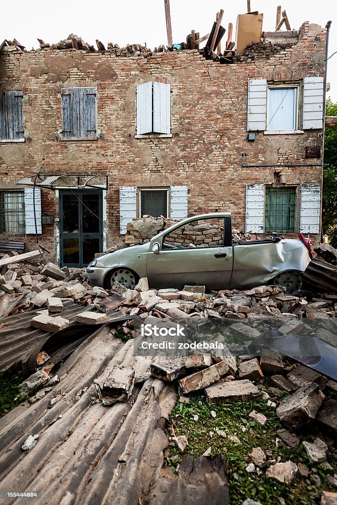 デストロイハウスウィンタースキーパッケージ地震後の Emilia Romagna を進み、イタリア（2012 ） - 地震のロイヤリティフリーストックフォト