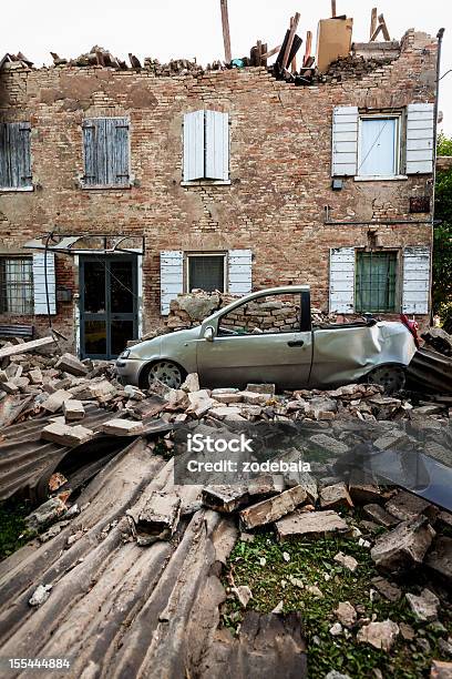 デストロイハウスウィンタースキーパッケージ地震後の Emilia Romagna を進みイタリア2012 - 地震のストックフォトや画像を多数ご用意