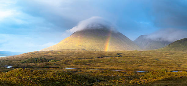 schottischen highlands cloud mountain regenbogenpanorama skye - road isweather2012 weather country road stock-fotos und bilder