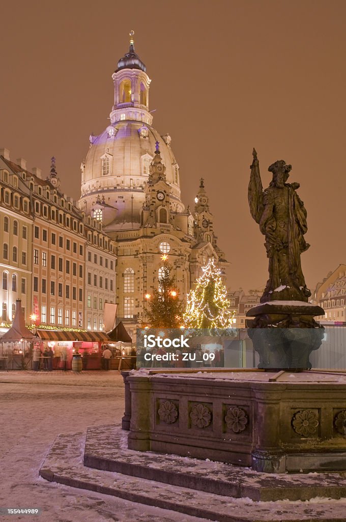 Mercatino di Natale a Dresda e Chiesa di Nostra Signora-Norimberga - Foto stock royalty-free di Dresda