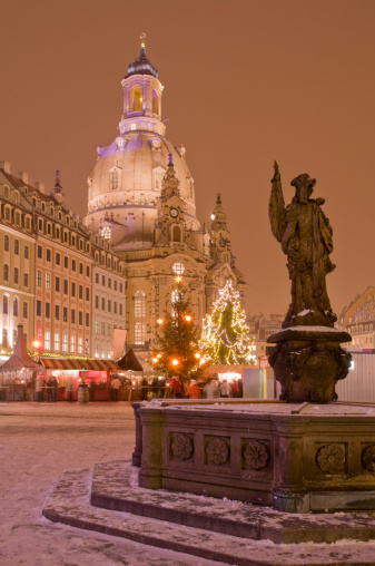 Christmas market in front of the Frauenkirche in Dresden. In the foreground the Türkenbrunnen.