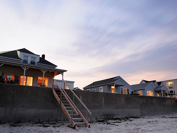 cottage sulla spiaggia - sea defence concrete foto e immagini stock