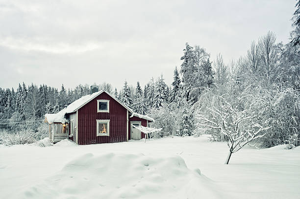 標準ウッドハウススウェーデンの冬 - sweden cottage winter snow ストックフォトと画像