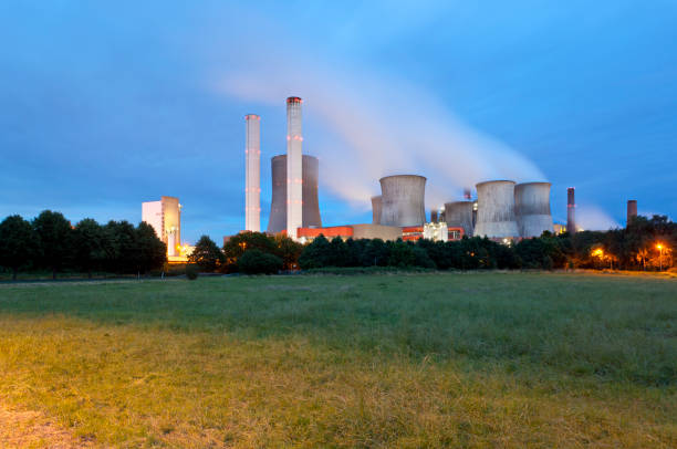 power station bei nacht - niederaußem stock-fotos und bilder