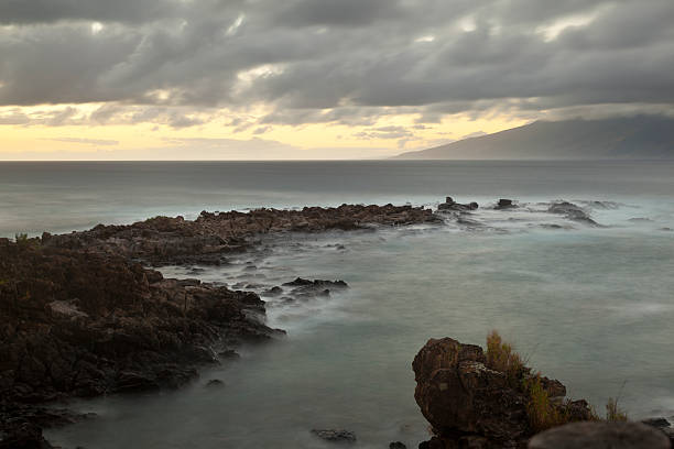 napili bahía al atardecer, maui - napili bay fotografías e imágenes de stock