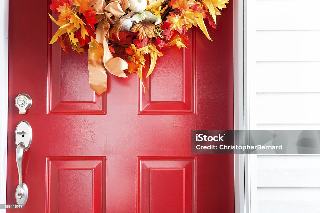 Czerwone drzwi z jesień Wieniec - Zbiór zdjęć royalty-free (Jesień)