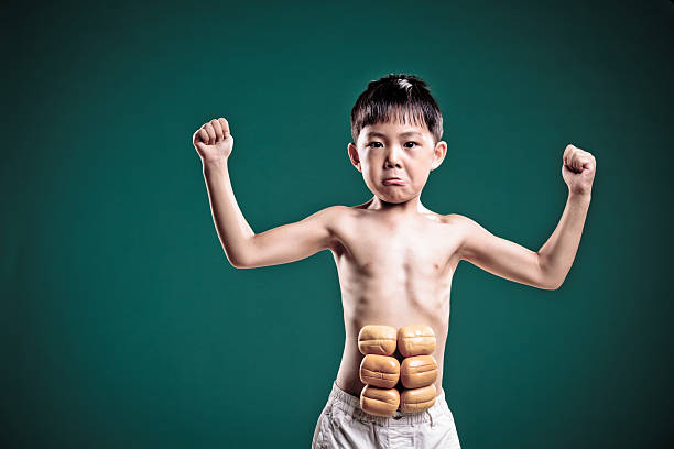 little boy 作り直し彼は力強いマッスル用意しています。 - flexing muscles child little boys bicep ストックフォトと画像