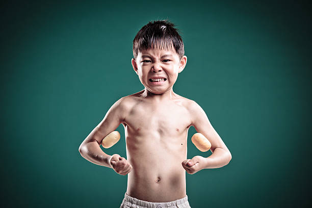 garotinho está convicto de que ele tem fortes músculos. - macho little boys flexing muscles human muscle - fotografias e filmes do acervo