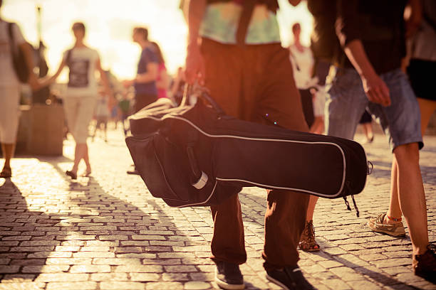 ミュージシャン、通りを歩く - street musician ストックフォトと画像