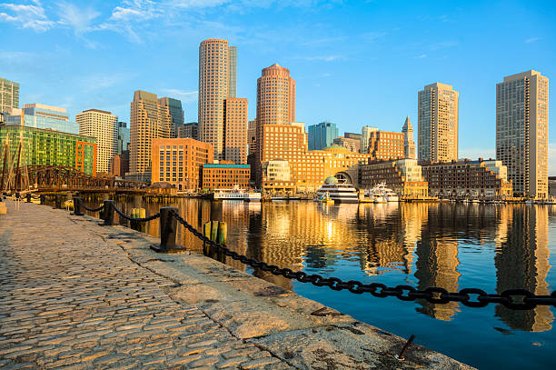 boston sunrise z wieżowiec odbicia na błyszczące harbor - boston skyline panoramic night zdjęcia i obrazy z banku zdjęć